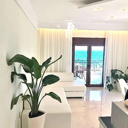 Lux Sea Front Avra شقة